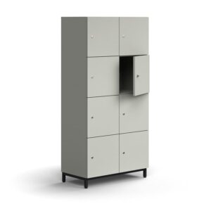 Zamykana szafa schowkowa QBUS, 8 schowków, nóżki, 1636x800x420 mm, czarny, jasnoszary