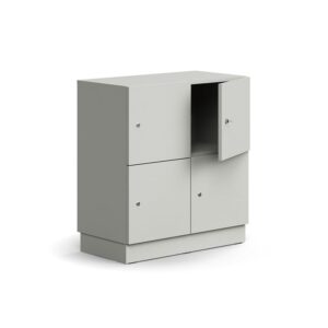 Zamykana szafa schowkowa QBUS, A4 schowki, cokół, 868x800x420 mm, jasnoszary