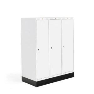 Szafka do szatni ROZ, 3 moduły, 3 drzwi, 1510x1200x550 mm, biały, z podstawą