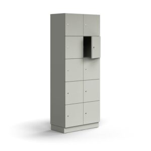 Zamykana szafa schowkowa QBUS, 10 schowków, cokół, 2020x800x420 mm, jasnoszary