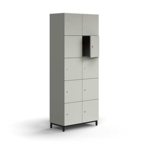 Zamykana szafa schowkowa QBUS, 10 schowków, nóżki, 2020x800x420 mm, czarny, jasnoszary