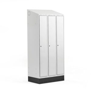 Szafa ubraniowa CLASSIC ze skośnym daszkiem, na cokole, 3 moduły, 2050x900x550 mm, szary