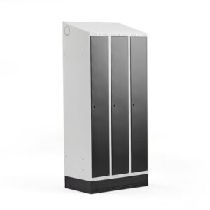 Szafa ubraniowa CLASSIC ze skośnym daszkiem, na cokole, 3 moduły, 2050x900x550 mm, czarny